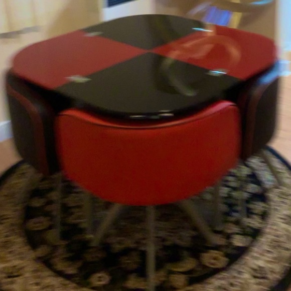 Dining table - Picture 1 of 1